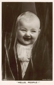 Hallo, Leute! Kind lächelt