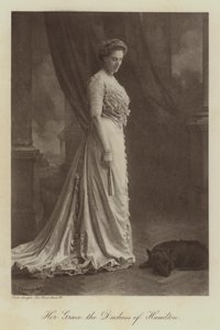 Ihre Gnaden die Herzogin von Hamilton (s/w Foto) von English Photographer