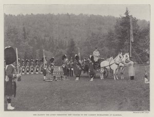 Ihre Majestät die Königin überreicht neue Farben an die Cameron Highlanders in Balmoral
