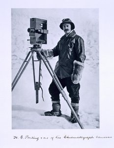 Herbert Ponting (1870-1935) mit einer Filmkamera auf der Terra Nova Expedition (1910-13) zum Südpol unter der Leitung von Captain Scott, 1910-12 von English Photographer