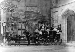 Pferdekutsche vor einem neugotischen Herrenhaus, um 1870-90