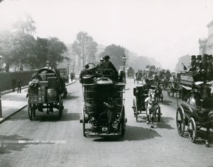 Pferdegezogener Verkehr auf einer belebten Straße von English Photographer