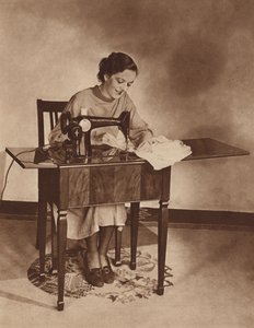 Hausfrau bei der Arbeit an der Nähmaschine, Mitte der 1930er Jahre von English Photographer