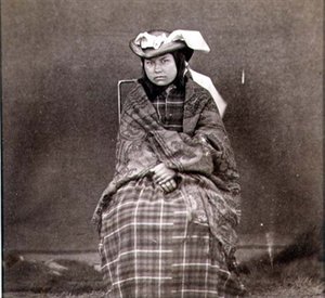 Indische Frau in westlicher Kleidung, fotografiert von den Royal Engineers am neunundvierzigsten Breitengrad
