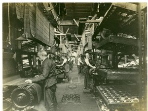 Jacquard-Weberei, Hughes Fabrik Nr. 2, 1923 von English Photographer