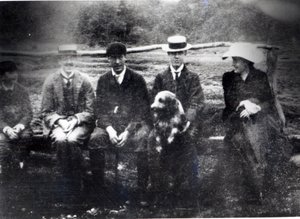 James und Lytton Strachey mit Thoby, Adrian und Virginia Stephen in Fritham, Hampshire, 1901 von English Photographer