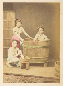 [Japanische] Mädchen beim Baden, Studio-Tableau von drei halbnackten jungen japanischen Frauen, die in und um eine runde Holzwanne posieren von English Photographer
