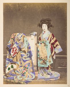 Japanische Frau in traditioneller Kleidung, Ganzkörper-Studio-Porträt einer Frau in aufwendigem Kostüm und Frisur, mit einem weiteren Gewand über den Rahmen neben ihr drapiert, Fotograf: Unbekannt Lucas Sammlung: Fotografische Aufzeichnung der Weltreise vo von English Photographer