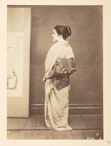 Japanische Frau in traditioneller Kleidung, Fotograf: Unbekannt Lucas Sammlung: Fotografische Aufzeichnung der Weltreise von Charles James und Morton P. Lucas von English Photographer