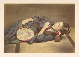 Japanische Frau schläft, Dreiviertel-Länge-Studio-Porträt einer jungen japanischen Frau, die schläft, einen Fächer in der rechten Hand haltend und mit dem Kopf auf einem Holzpolster ruhend, Fotograf: Unbekannt, Lucas Sammlung: Fotografischer Bericht der We