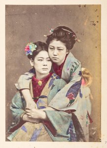 Japanische Frauen in traditioneller Kleidung, Dreiviertelporträt von zwei jungen Frauen, eine sitzt, die andere lehnt sich über ihre Schulter und umarmt sie von English Photographer