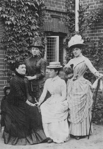 Jennie Jerome, später Lady Randolph Churchill, mit ihrer Mutter und ihren Schwestern