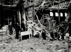 König George VI und Königin Elizabeth zusammen mit Winston Churchill, begutachten Bombenschäden, vermutlich am Buckingham Palace von English Photographer