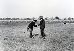 König Georg V. begrüßt den Maharadscha von Nepal von English Photographer