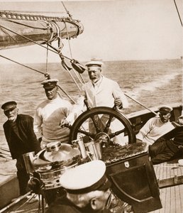 König George am Steuer seiner Yacht Britannia, 1920er-30er Jahre von English Photographer