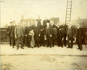 Rekonstruktion der Kirkstall-Brücke, eröffnet von Stadtrat F. M. Lupton, J.P., 28. Juni 1912 (s/w Foto) von English Photographer