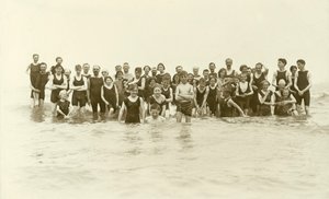 Große Gruppe von Schwimmern im Wasser stehend (s/w Foto) von English Photographer