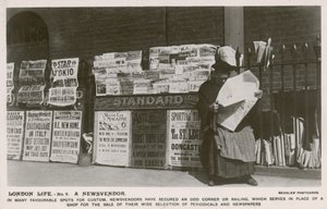 Londoner Leben, ein Zeitungsverkäufer von English Photographer
