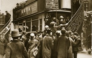 Londoner eilen zu einem Bus auf dem Ludgate Hill