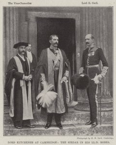 Lord Kitchener in Cambridge, der Sirdar in seinen LLD-Roben
