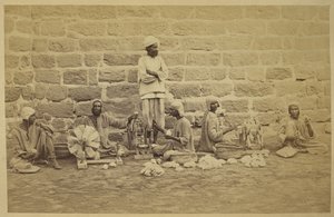 Männliche Gefangene wickeln Baumwolle auf Spinnrädern im Gefängnis von Karachi von English Photographer