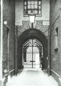 Millbank Prison: Hauptdurchgang, Warden Barnard in der Tür, 1885