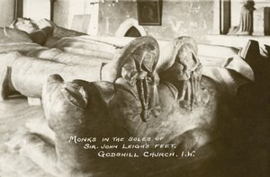 Mönche in den Sohlen von Sir John Leighs Füßen, Godshill Church, Isle of Wight, England von English Photographer