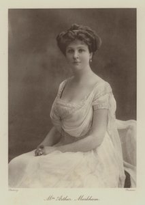 Mrs. Arthur Markham von English Photographer