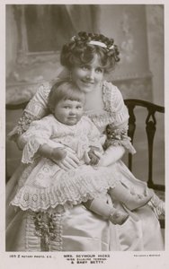 Mrs Seymour Hicks und Tochter von English Photographer