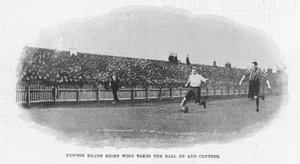 Newton Heath rechte Flanke nimmt den Ball auf und zentriert, 1899 von English Photographer
