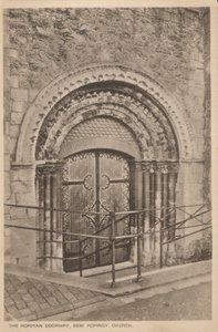 Normannisches Portal der St. Nicholas Church, New Romney, Kent von English Photographer