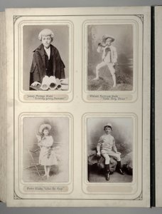 Seite aus einem Souveniralbum des Juvenile Fancy Dress Ball, Leeds