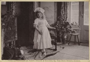 Fotografie eines jungen Mädchens von English Photographer