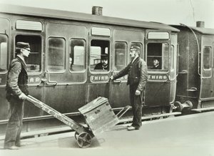Bahnsteigträger an einem Bahnhof, 1885