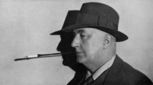 Porträt von Edgar Wallace, mit Hut und Zigarette im Halter