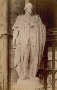 Postkarte mit einem Bild einer Statue von Benjamin Disraeli