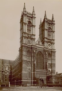 Postkarte mit einem Bild der Westfassade der Westminster Abbey von English Photographer