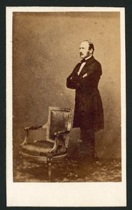 Prinz Albert, stehend hinter einem Stuhl (s/w Foto) von English Photographer