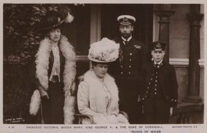 Prinzessin Victoria, Königin Mary, König George V, Der Herzog von Cornwall (s/w Foto) von English Photographer