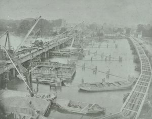 Putney Bridge: Graben des Fundaments für die neue Brücke, 1883 von English Photographer