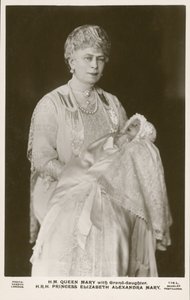 Königin Mary, Gemahlin von König George V., mit ihrer Enkelin, Prinzessin Elizabeth von English Photographer