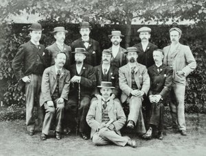 Rosendale Road School: Gruppen von Lehrern, 1897 von English Photographer
