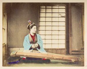 Singende Mädchen [Japan], Studio-Porträt einer japanischen Frau, die mit einem Saiteninstrument (eine Art Zither) vor sich auf dem Boden sitzt von English Photographer
