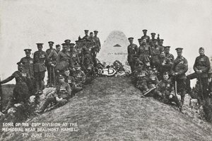 Einige der 29. Division am Denkmal in der Nähe von Beaumont Hamel, 7. Juni 1925 von English Photographer