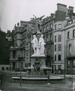 Der Brown-Brunnen, Park Lane, London von English Photographer