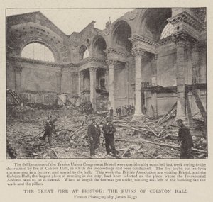 Das große Feuer in Bristol, die Ruinen der Colston Hall von English Photographer
