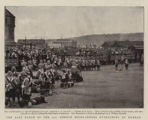 Die letzte Gruppe der 2. Gordon Highlanders beim Einsteigen in Durban