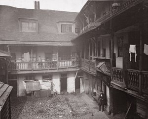 The Oxford Arms in Warwick Lane, 1875, aus Historic London Buildings von Alfred und John Bool und Henry Dixon von English Photographer