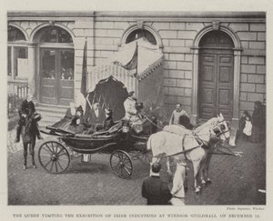 Die Königin besucht die Ausstellung irischer Industrien in der Windsor Guildhall am 12. Dezember von English Photographer
