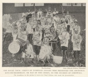 Die königliche Reise, Gruppe von Tsimpsian-Indianern, die der Herzogin von Cornwall den Ahnenhut Kiti-um-Shamorgat der Häuptlinge überreichten von English Photographer